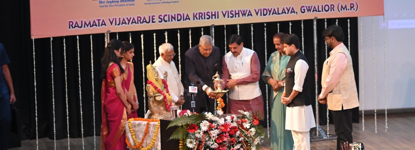 Hon'ble Vice President with other cabinet ministers in Samwaad Program in RVSKVV Gwalior_04.05.2025